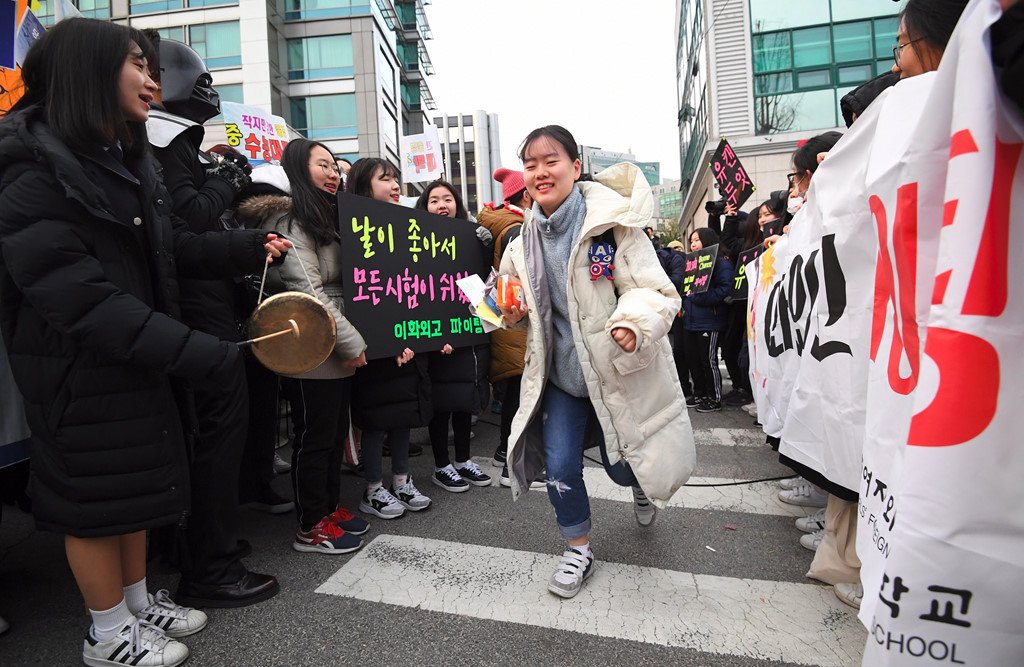 Cha mẹ Hàn Quốc thắp nến, cầu nguyện con vượt vũ môn