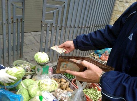 Chuyện chồng trẻ đi chợ và cái kết không ai ngờ