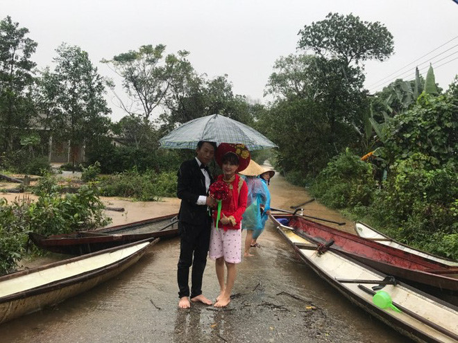 Cô dâu Huế vui vẻ mặc áo dài, quần đùi hồng trong ngày cưới