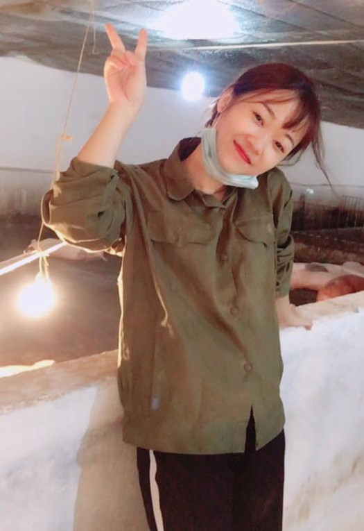 Cô gái chăn heo bị trêu chọc sau bức ảnh xinh đẹp tại trang trại Cô gái chăn heo bị trêu chọc sau bức ảnh xinh đẹp tại trang trại