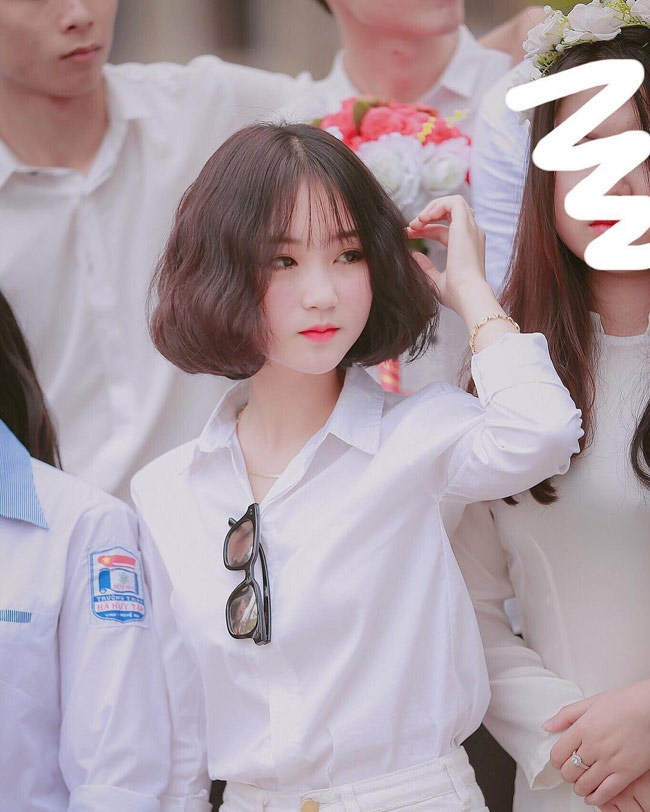 Chỉ mặc sơ mi trắng, nữ sinh Nghệ An cũng nổi tiếng vì quá xinh