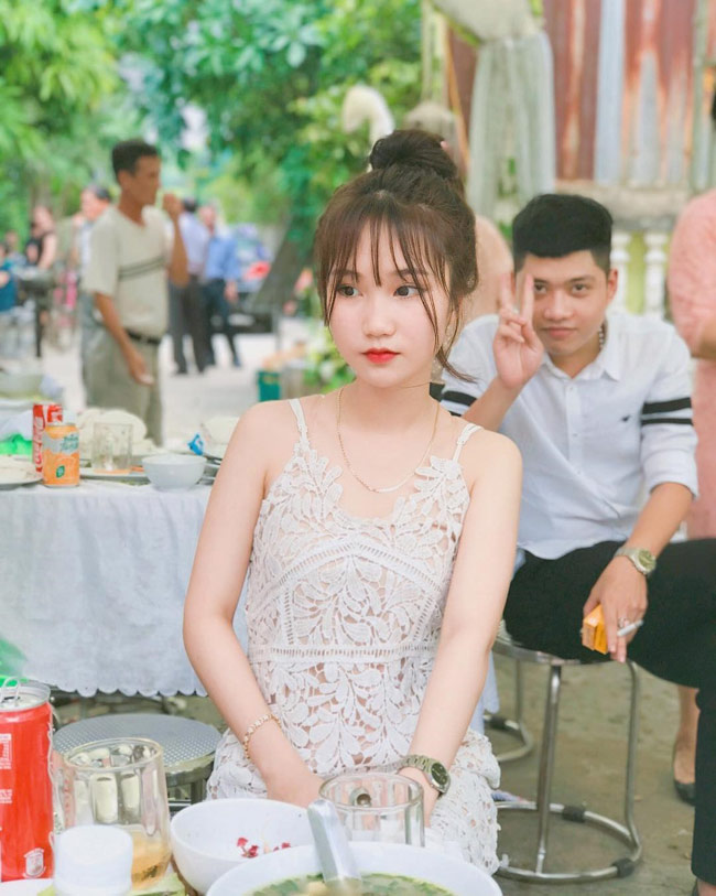 Chỉ mặc sơ mi trắng, nữ sinh Nghệ An cũng nổi tiếng vì quá xinh