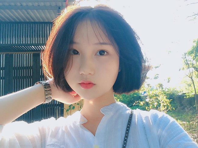 Chỉ mặc sơ mi trắng, nữ sinh Nghệ An cũng nổi tiếng vì quá xinh