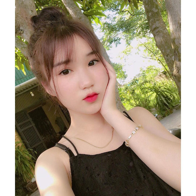 Chỉ mặc sơ mi trắng, nữ sinh Nghệ An cũng nổi tiếng vì quá xinh