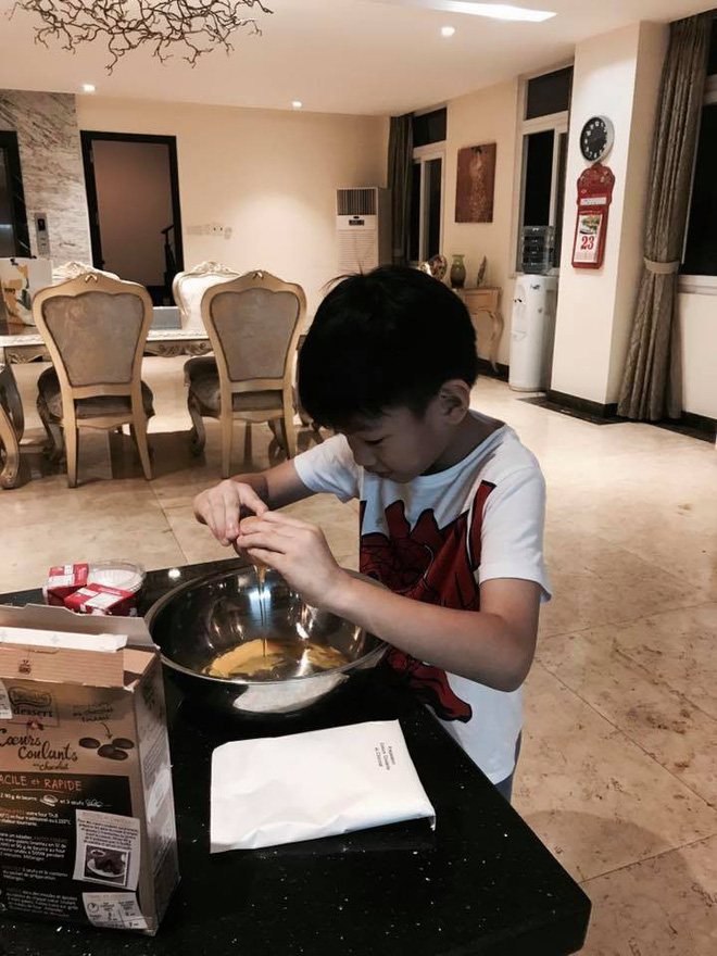 Sinh ra trong nhung lụa nhưng con trai Hà Hồ - Cường Đô La lại giỏi giang thế này Sinh ra trong nhung lụa nhưng con trai Hà Hồ - Cường Đô La lại giỏi giang thế này