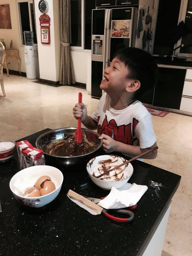 Sinh ra trong nhung lụa nhưng con trai Hà Hồ - Cường Đô La lại giỏi giang thế này Sinh ra trong nhung lụa nhưng con trai Hà Hồ - Cường Đô La lại giỏi giang thế này