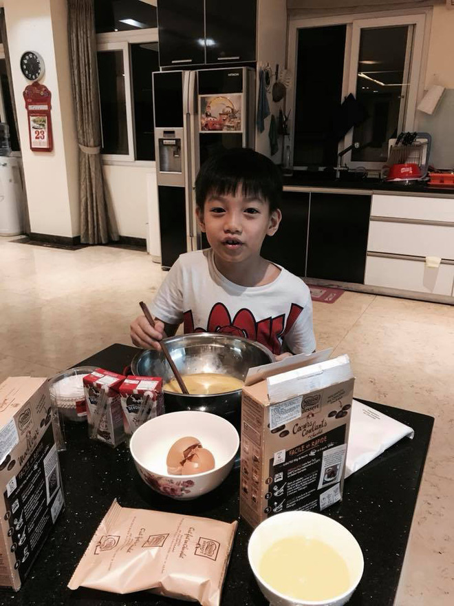 Sinh ra trong nhung lụa nhưng con trai Hà Hồ - Cường Đô La lại giỏi giang thế này Sinh ra trong nhung lụa nhưng con trai Hà Hồ - Cường Đô La lại giỏi giang thế này