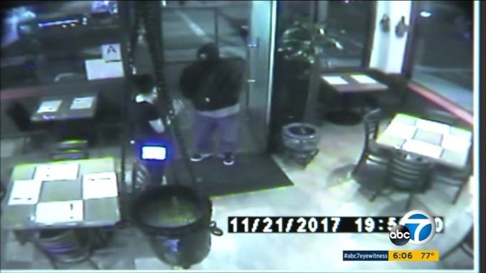 Lần đầu tiên trong lịch sử nước Mỹ, một tên cướp có vũ trang vừa cướp... vừa dưỡng da mặt