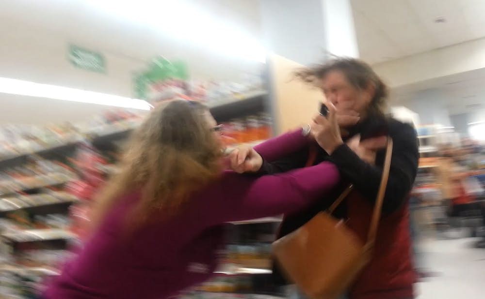 Chuyện kinh dị ngày Black Friday: Giẫm đạp nhau tới chết, bà già đại chiến hay lột vỏ tôm hùm giấu vào quần lót