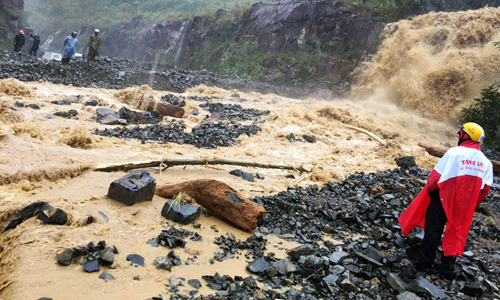 Đôi nam nữ rơi xuống vực ở Khánh Hoà trong cơn mưa lớn