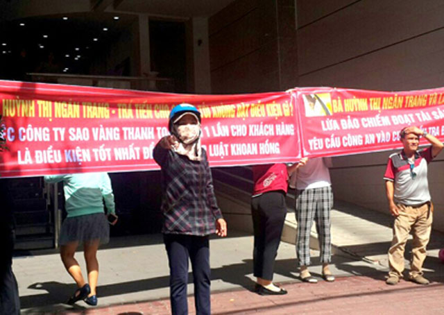 Người gửi tiền căng băng rôn đòi nợ doanh nghiệp