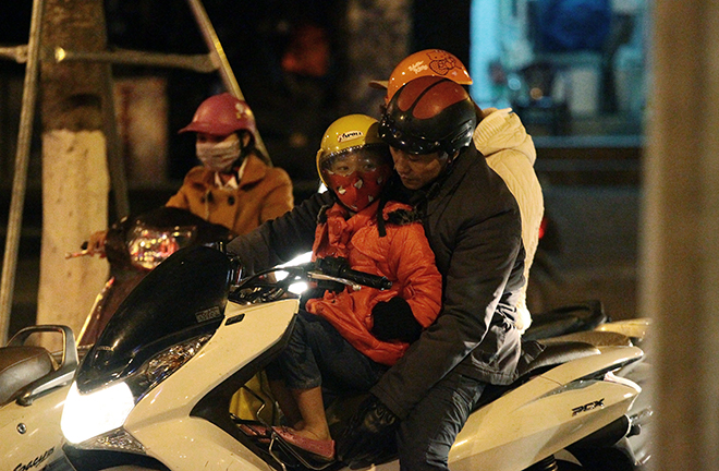 Người Hà Nội đốt lửa sưởi ấm trong đêm rét nhất từ đầu mùa đông