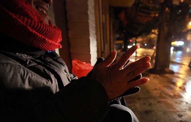 Người Hà Nội đốt lửa sưởi ấm trong đêm rét nhất từ đầu mùa đông