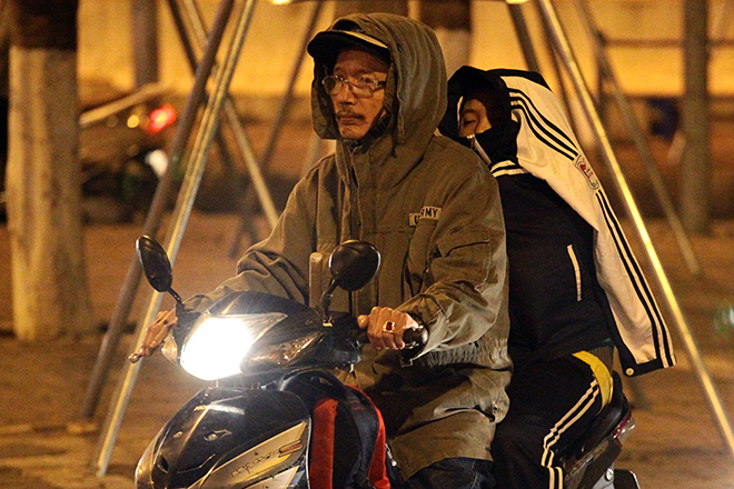 Người Hà Nội đốt lửa sưởi ấm trong đêm rét nhất từ đầu mùa đông