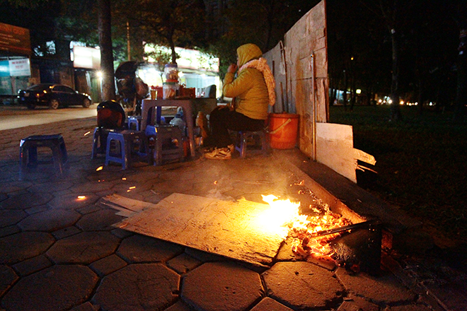 Người Hà Nội đốt lửa sưởi ấm trong đêm rét nhất từ đầu mùa đông