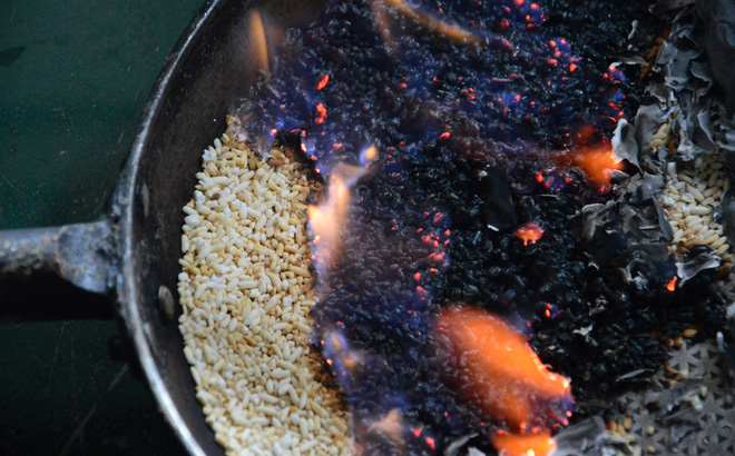 Người dân vùng lũ hoang mang vì nhận quà cứu trợ là gạo có dấu hiệu lạ