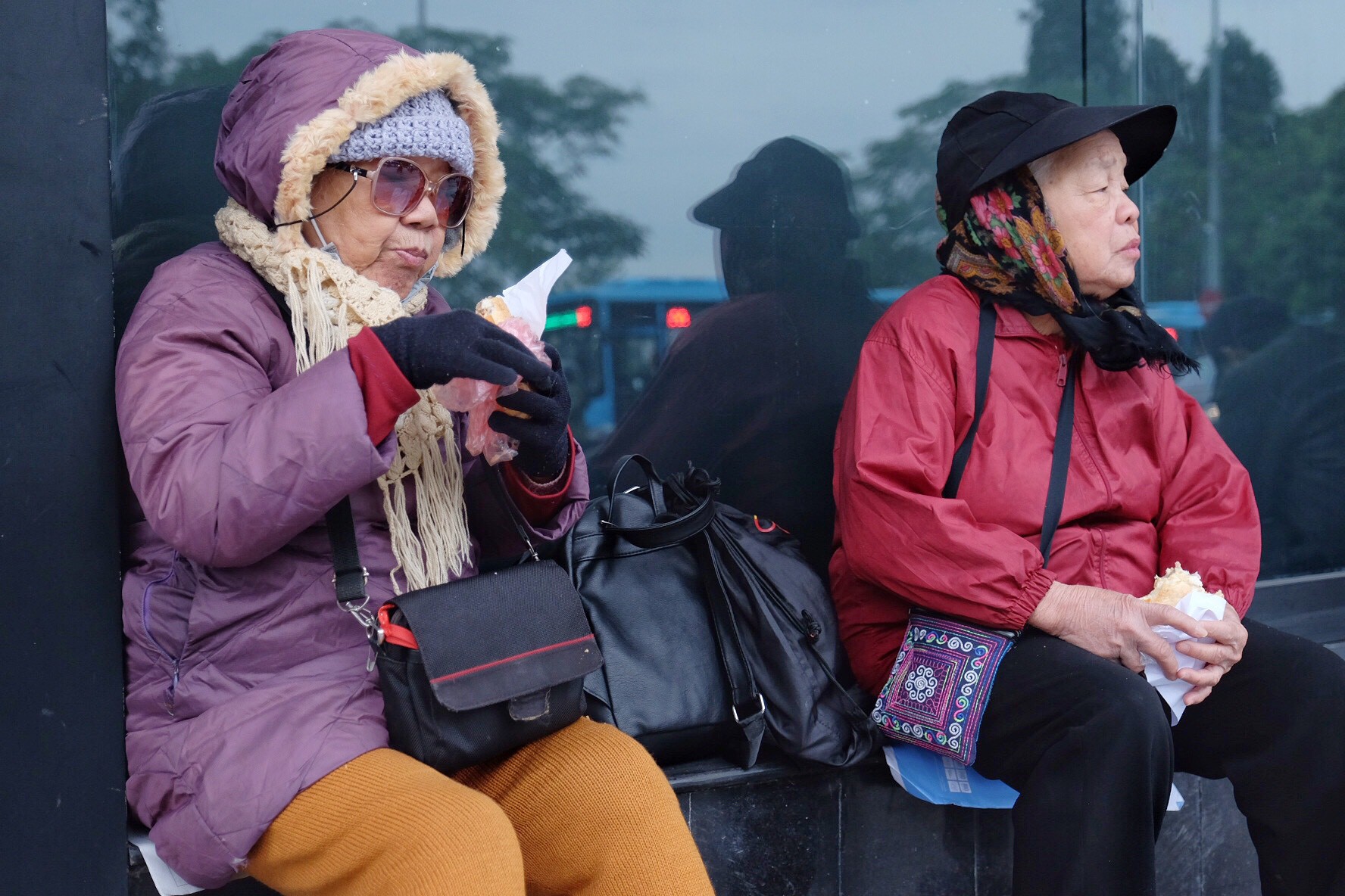 Chùm ảnh: Người Hà Nội co ro xuống phố trong cái lạnh kỷ lục từ đầu mùa