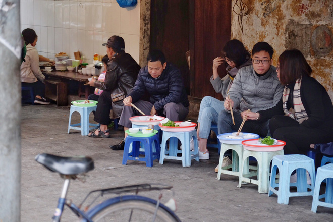 Chùm ảnh: Người Hà Nội co ro xuống phố trong cái lạnh kỷ lục từ đầu mùa