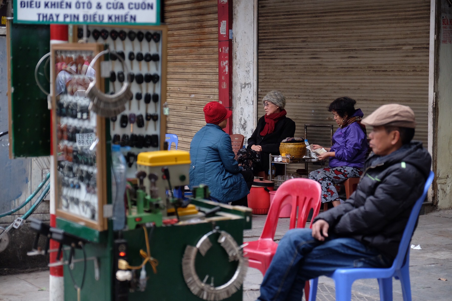 Chùm ảnh: Người Hà Nội co ro xuống phố trong cái lạnh kỷ lục từ đầu mùa