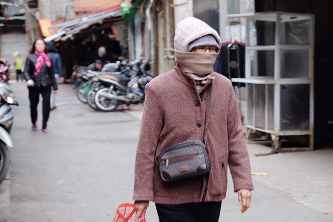 Chùm ảnh: Người Hà Nội co ro xuống phố trong cái lạnh kỷ lục từ đầu mùa