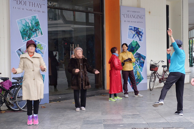 Chùm ảnh: Người Hà Nội co ro xuống phố trong cái lạnh kỷ lục từ đầu mùa