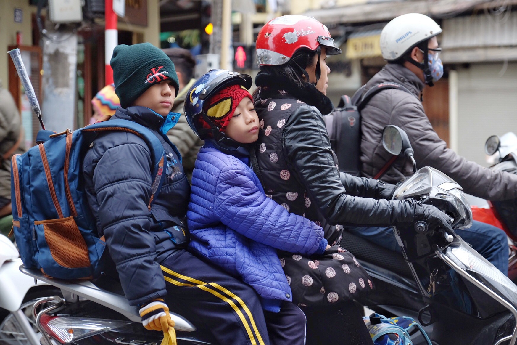 Chùm ảnh: Người Hà Nội co ro xuống phố trong cái lạnh kỷ lục từ đầu mùa