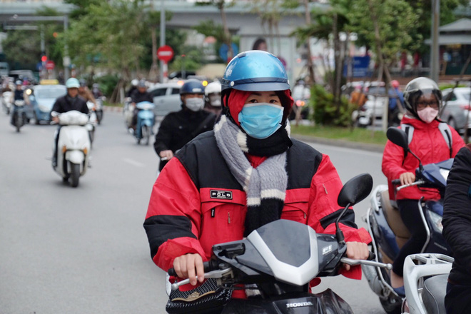 Chùm ảnh: Người Hà Nội co ro xuống phố trong cái lạnh kỷ lục từ đầu mùa