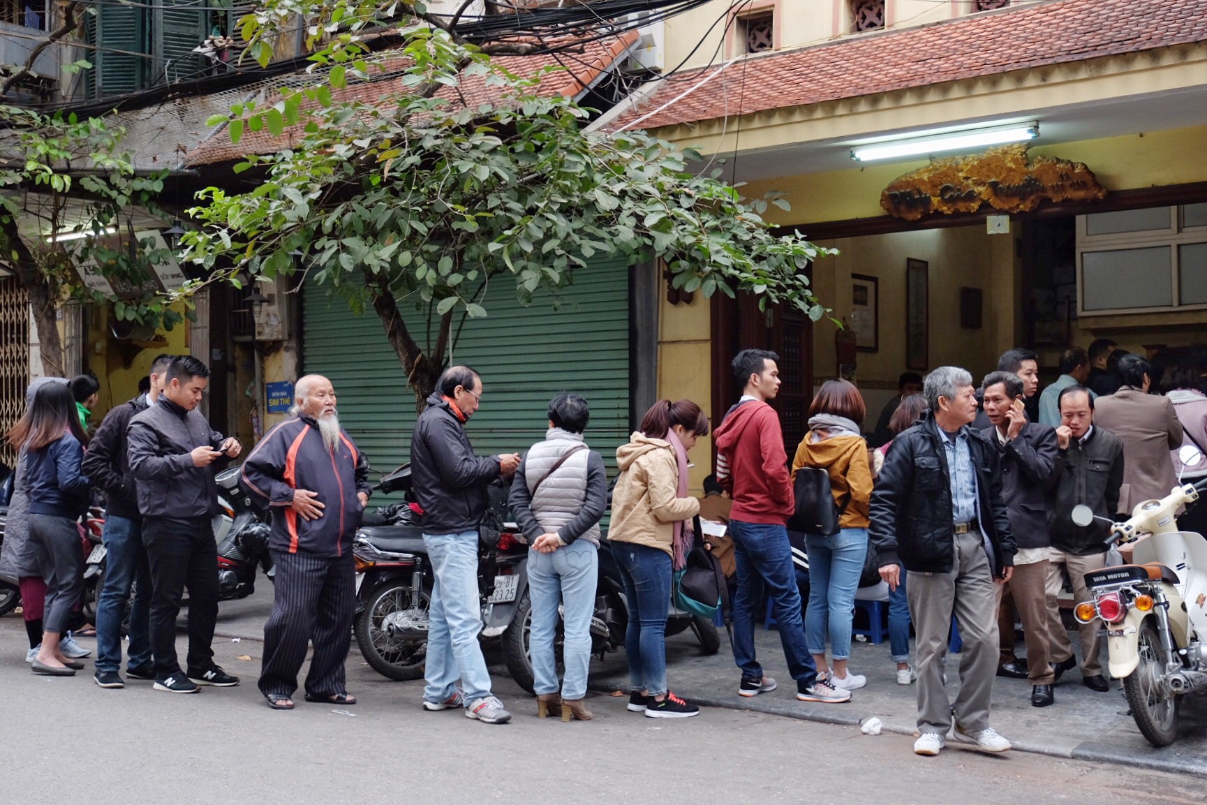 Chùm ảnh: Người Hà Nội co ro xuống phố trong cái lạnh kỷ lục từ đầu mùa