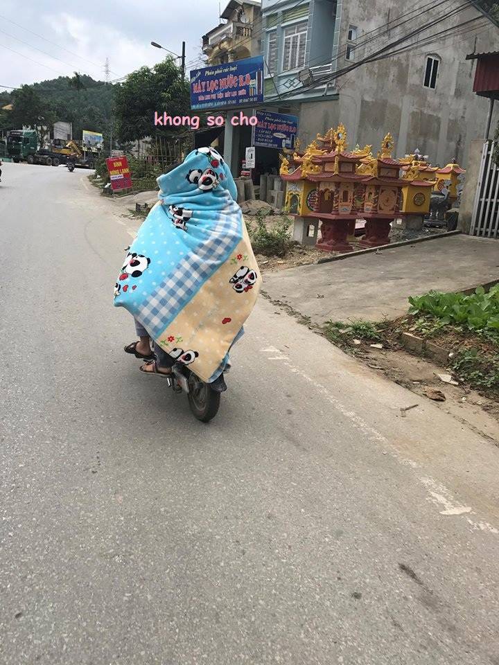 Miền Bắc trở lạnh, học sinh thi nhau vác chăn đi học cho bằng bạn bằng bè