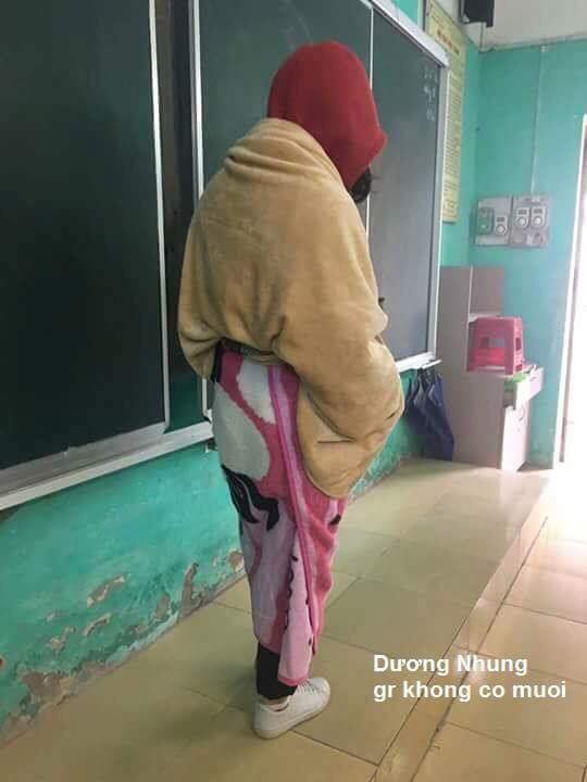 Miền Bắc trở lạnh, học sinh thi nhau vác chăn đi học cho bằng bạn bằng bè