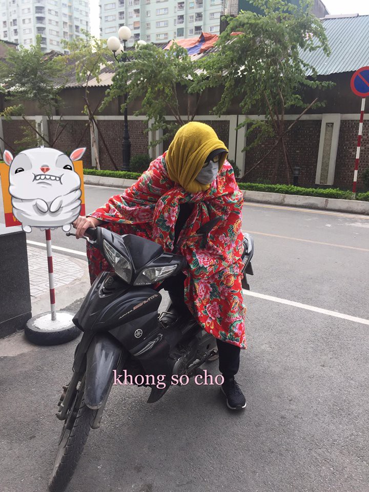 Miền Bắc trở lạnh, học sinh thi nhau vác chăn đi học cho bằng bạn bằng bè