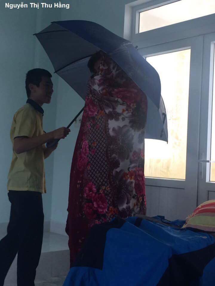 Miền Bắc trở lạnh, học sinh thi nhau vác chăn đi học cho bằng bạn bằng bè