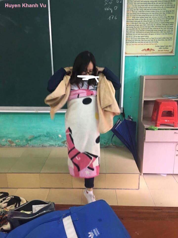 Miền Bắc trở lạnh, học sinh thi nhau vác chăn đi học cho bằng bạn bằng bè