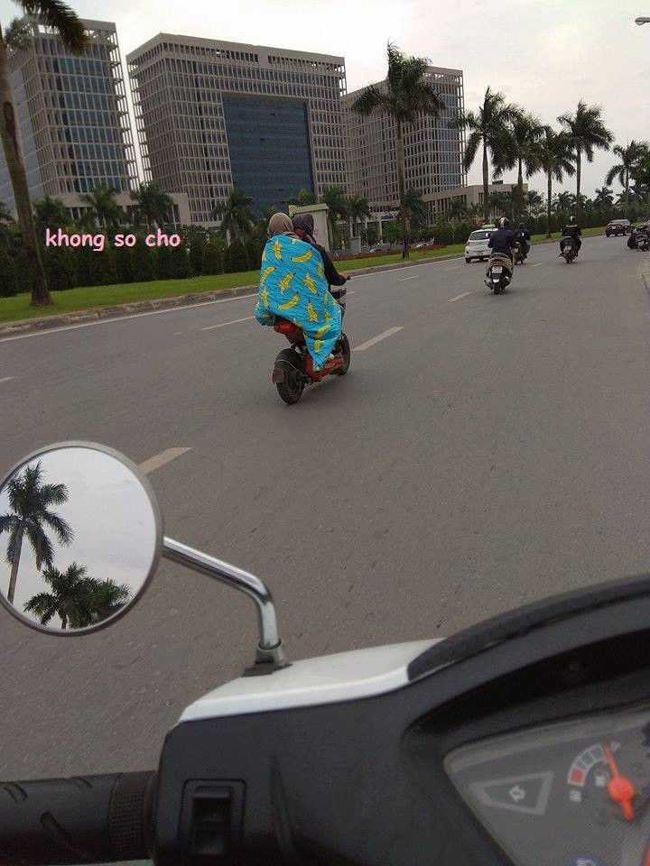 Miền Bắc trở lạnh, học sinh thi nhau vác chăn đi học cho bằng bạn bằng bè