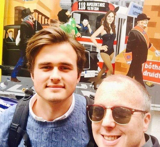 Chàng trai công khai hôn con gái Obama giữa sân trường là ai?