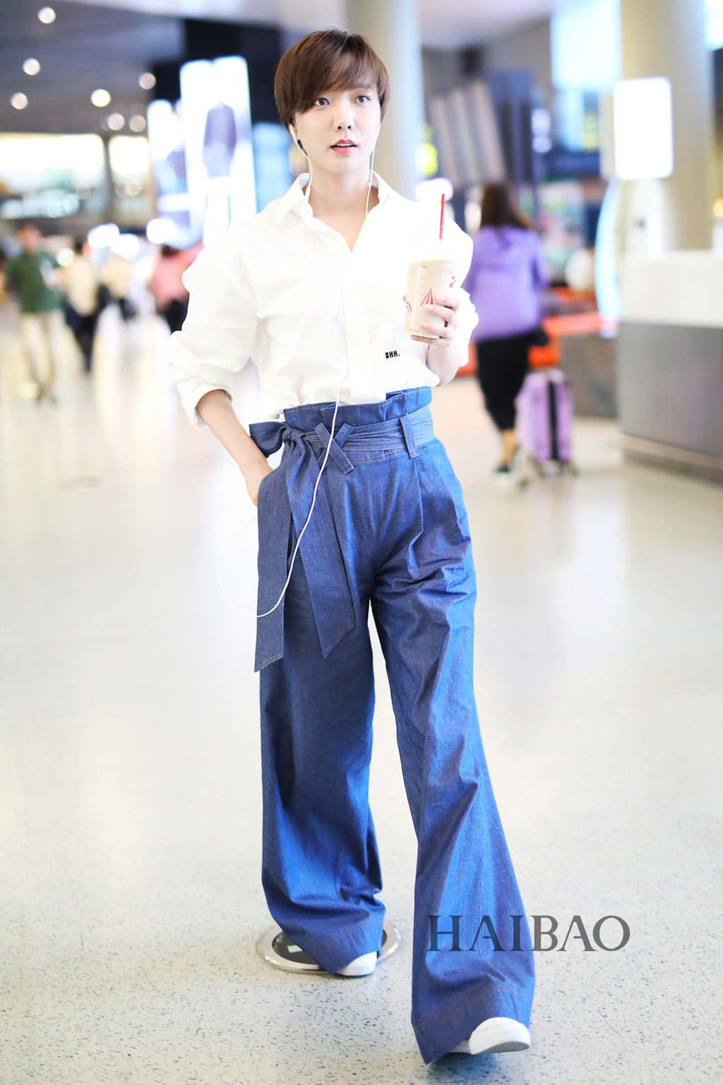 Mix quần jeans ống rộng ngày lạnh như thế nào?