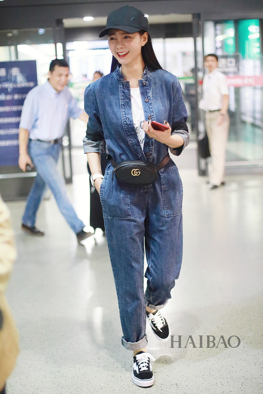 Mix quần jeans ống rộng ngày lạnh như thế nào?