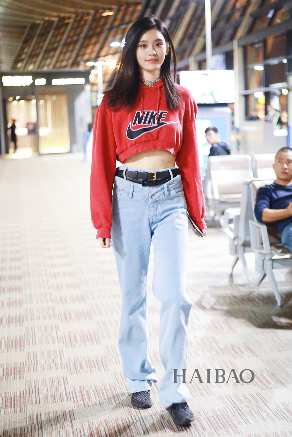 Mix quần jeans ống rộng ngày lạnh như thế nào?