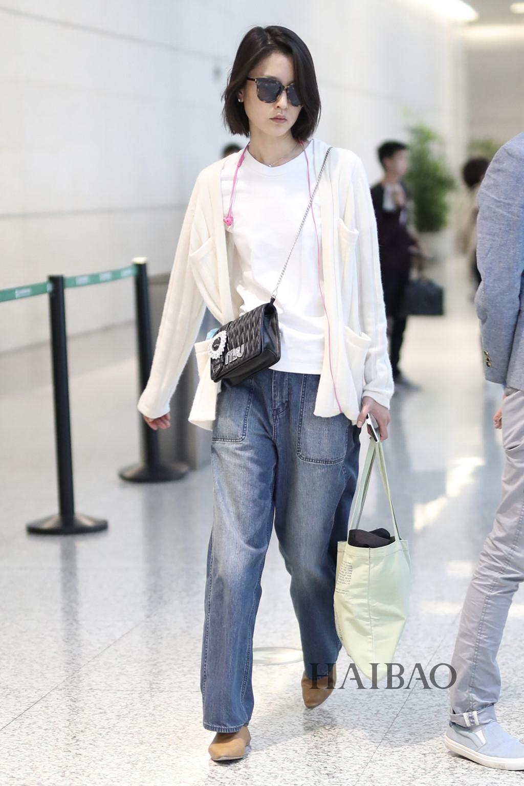 Mix quần jeans ống rộng ngày lạnh như thế nào?