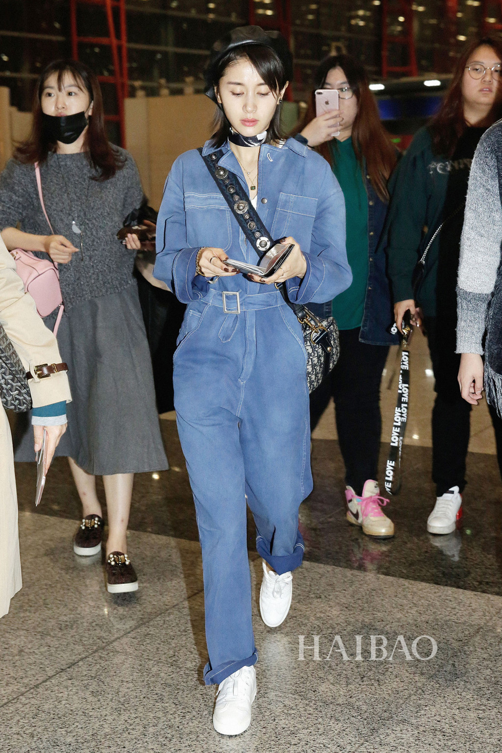 Mix quần jeans ống rộng ngày lạnh như thế nào?