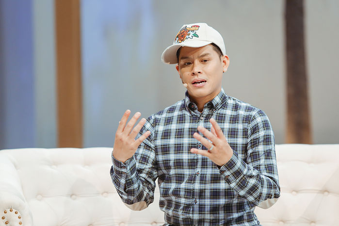 John Huy Trần khoe nhẫn đính hôn, chuẩn bị làm đám cưới với bạn trai soái ca 8 năm