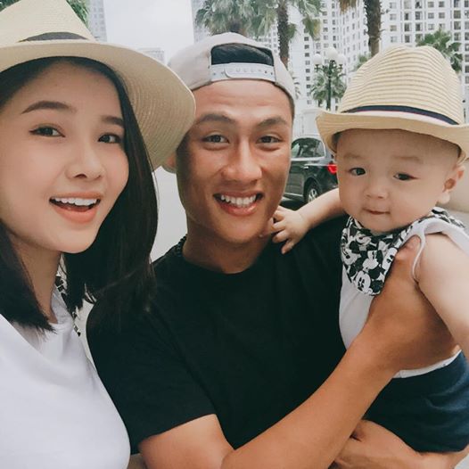 Sau lần trải lòng của Kỳ Hân, Mạc Hồng Quân đưa vợ con qua Séc