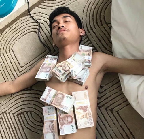 Bị bạn gái giận, chàng trai quyết bỏ ra 700 triệu đồng làm hòa Bị bạn gái giận, chàng trai quyết bỏ ra 700 triệu đồng làm hòa