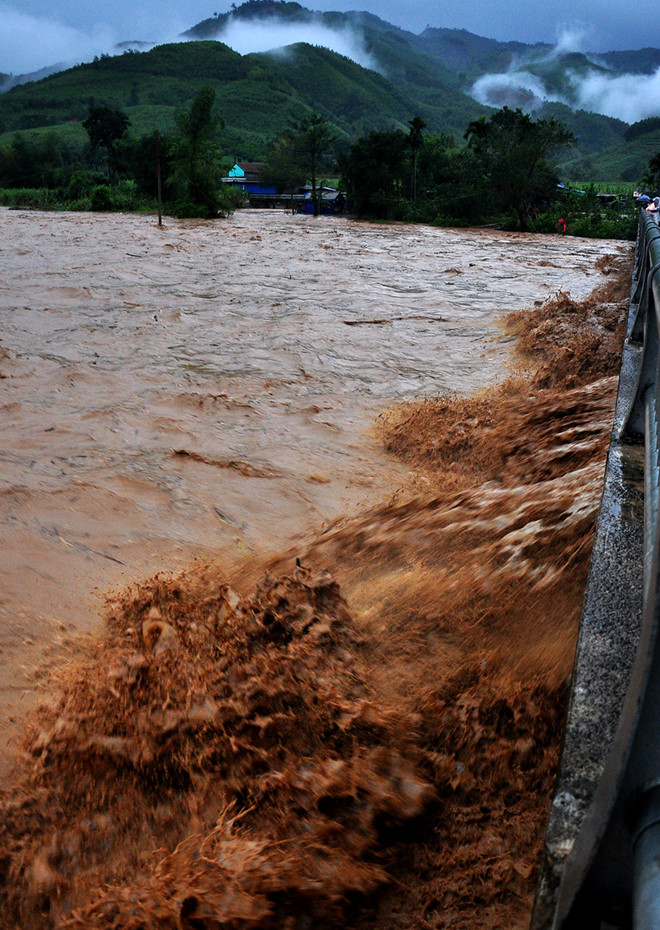 Lũ lớn ở miền Trung cuốn hai người mất tích