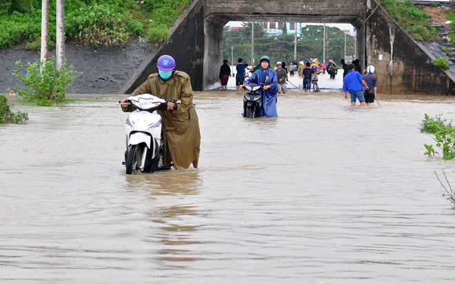 Lũ lớn ở miền Trung cuốn hai người mất tích