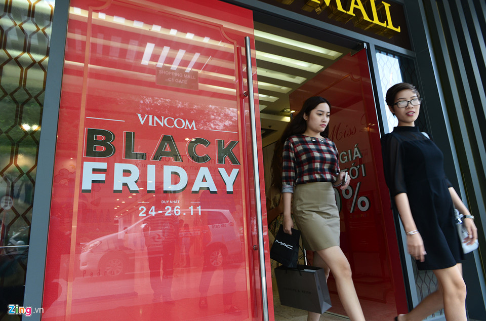 Sài Gòn tràn ngập giảm giá Black Friday, khách vẫn khó mua hàng ưng ý
