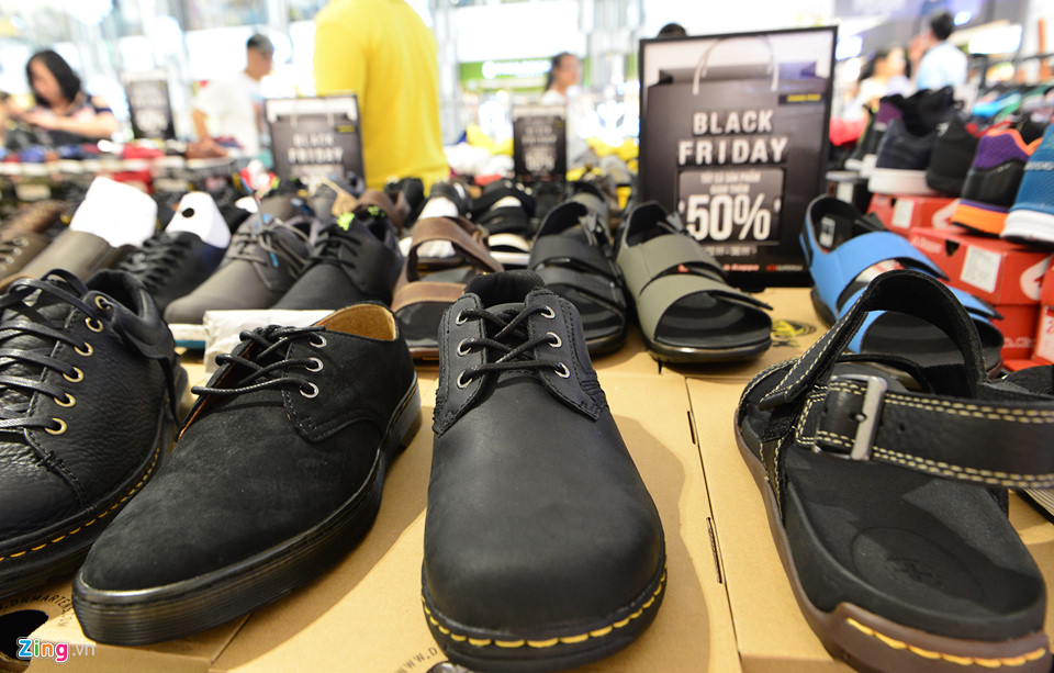 Sài Gòn tràn ngập giảm giá Black Friday, khách vẫn khó mua hàng ưng ý