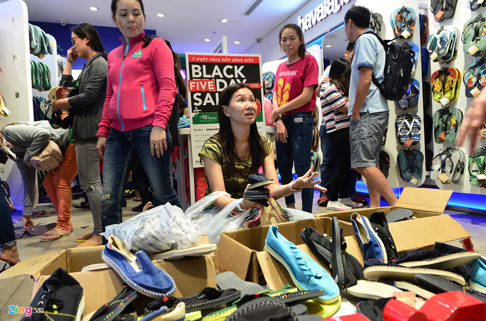 Sài Gòn tràn ngập giảm giá Black Friday, khách vẫn khó mua hàng ưng ý