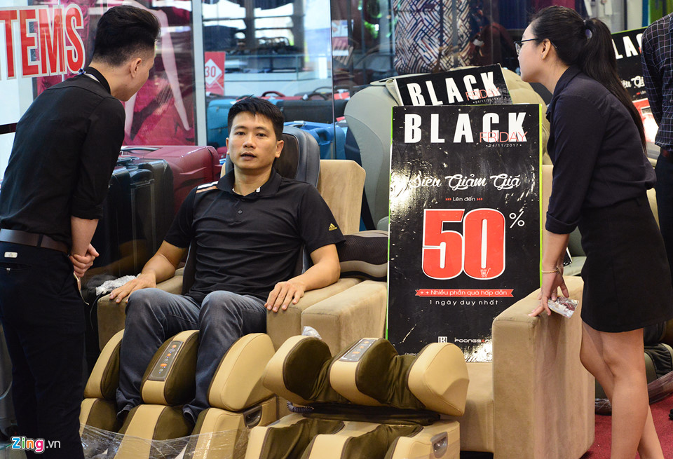 Sài Gòn tràn ngập giảm giá Black Friday, khách vẫn khó mua hàng ưng ý