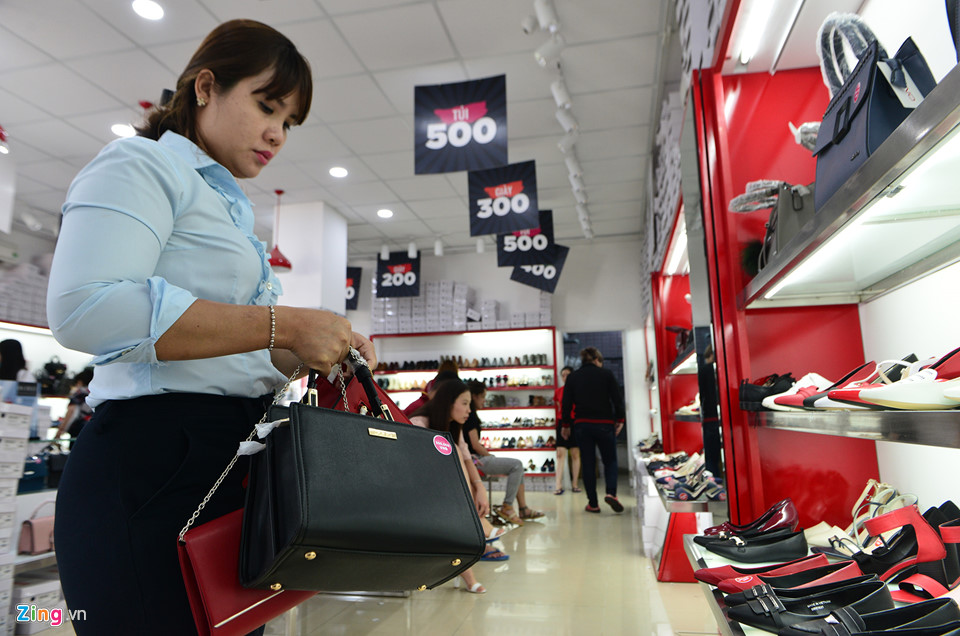 Sài Gòn tràn ngập giảm giá Black Friday, khách vẫn khó mua hàng ưng ý